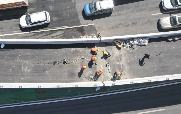 济南顺河高架路经一路新建匝道铺设首层沥青路面