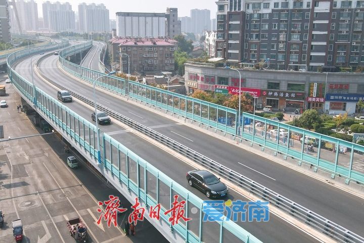 为行车安全加“锁”，济南纬六路高架路防撞护栏全面升级