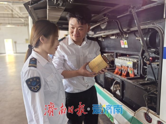 方向盘上的坚守 00后公交夫妻档的别样“蜜月”