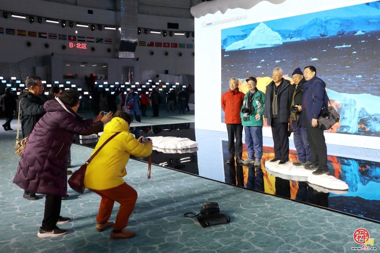 侯贺良8探南极数智影像大展在山东博物馆开展