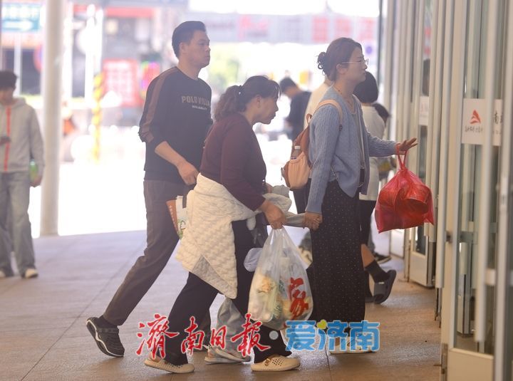 国庆假期尾声，济南火车站广场归客如织