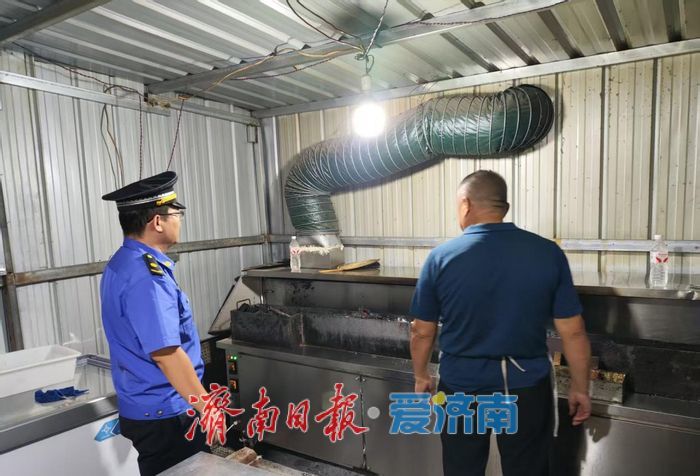 夜色里的长清城管蓝：守秩序、暖烟火