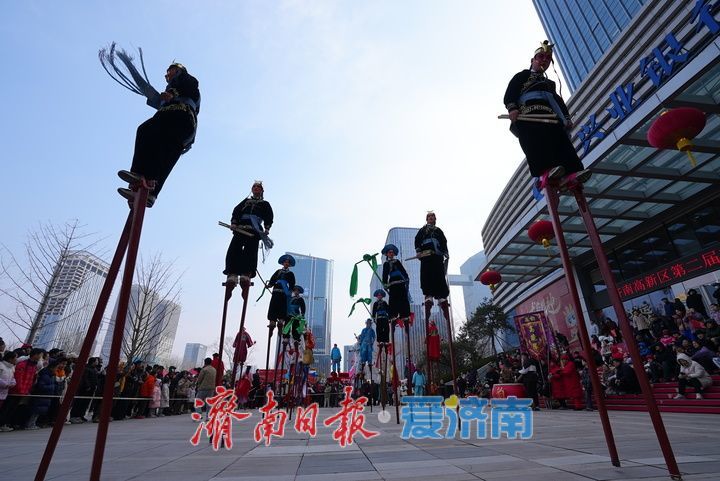 小年高跷闹泉城 年味扑面迎新春