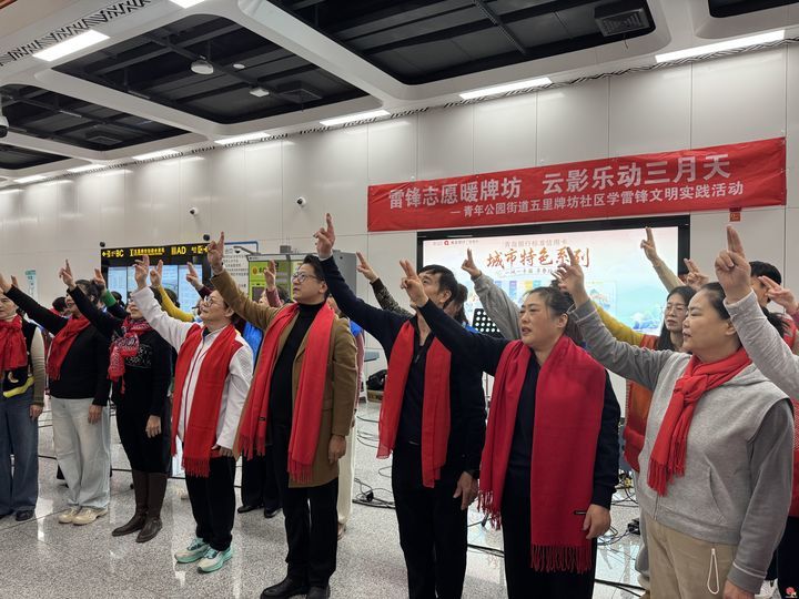 “音乐路演+志愿服务”——地铁站里的学雷锋文明实践活动