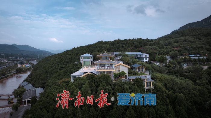 雨后门牙景区水位上涨，形成多处飞瀑景观