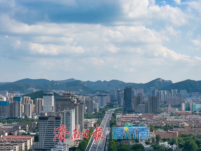 流云装点城市天际 泉城济南迎来澄澈好天气