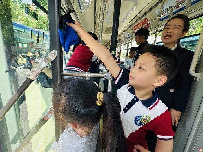 安全记心间——济南南部公交迎来萌娃探站