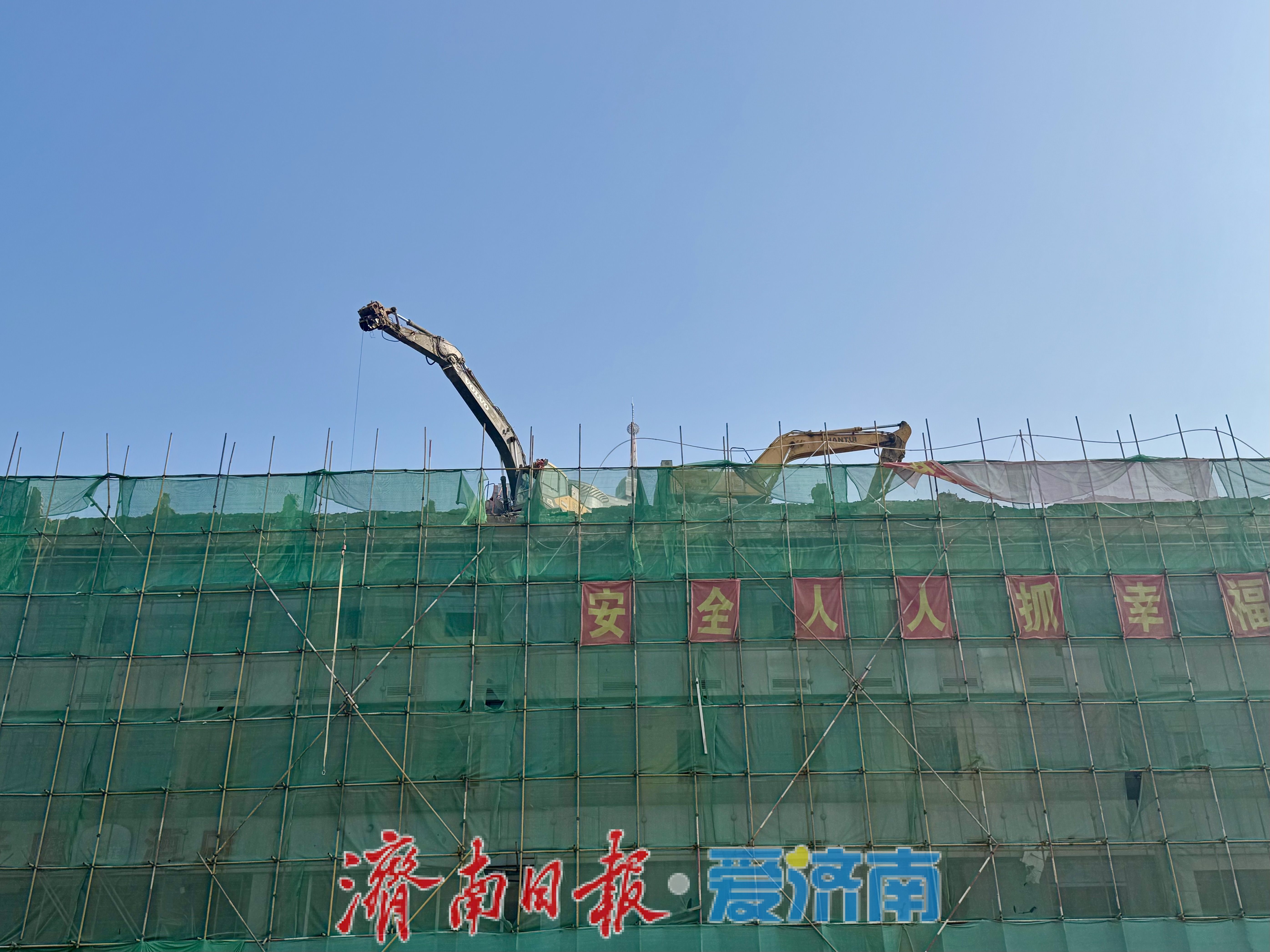 项目强省会｜济南天龙大厦拆除工程有序推进 主楼拆除已过半