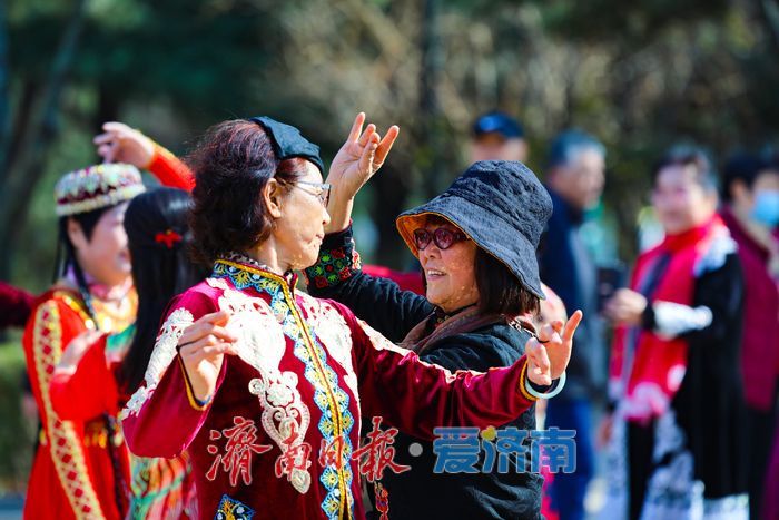 舞韵飞扬 银发族以民族舞绘就幸福晚年
