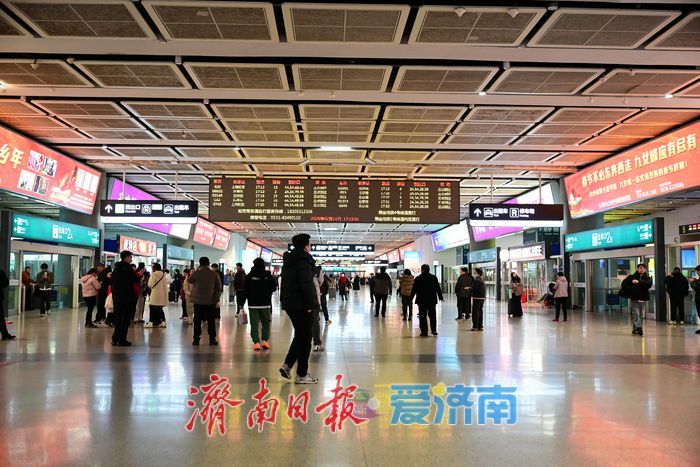 济南西站春运暖意浓 人潮之中有序归家