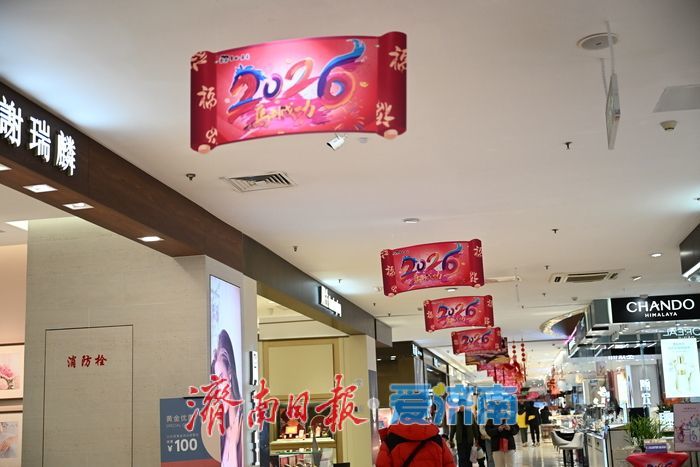 腊月年味浓！巨型骏马立体贺岁装置亮相华联商场