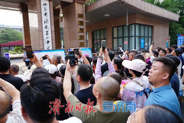 你走出考场的样子，是父母镜头里最珍贵的风景