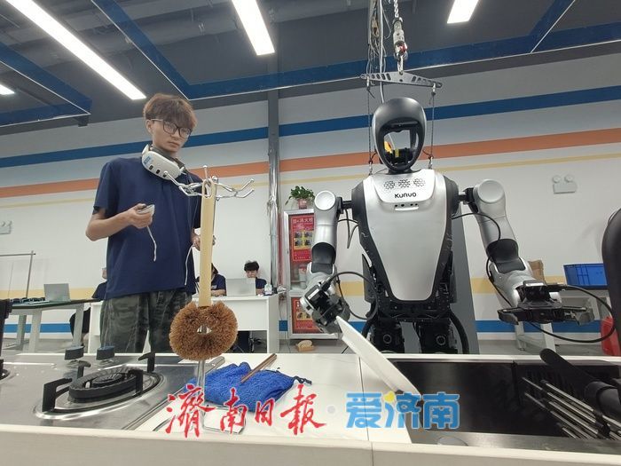 45台“夸父”机器人在这里“上学”——探访乐聚（济南）人形机器人数据训练中心