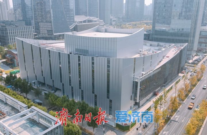 济南中央商务区艺术剧院项目外立面玻璃幕墙安装超九成