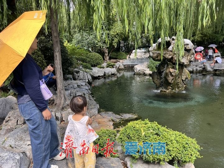 降雨过后月牙泉喷涌欢畅 再现“月牙飞瀑”美景