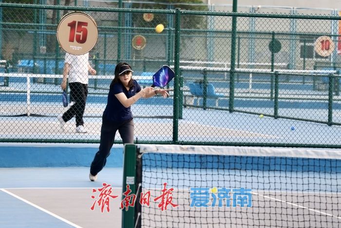 山东省体育中心匹克球场周末人气火爆 新兴运动成市民休闲新宠