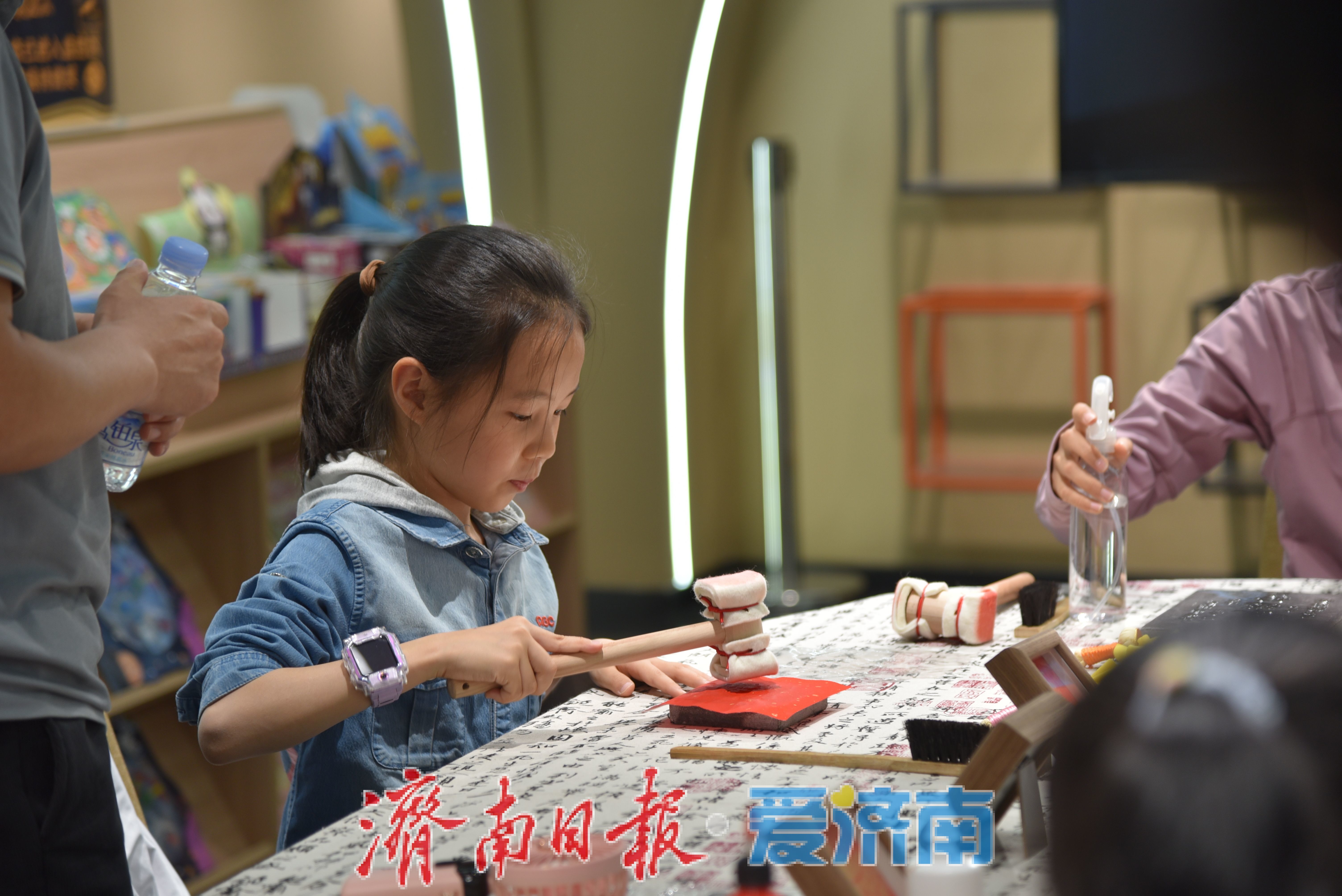 一年四季·“泉”在济南｜逛英雄山文化市场：触摸齐鲁文脉，感受市井烟火