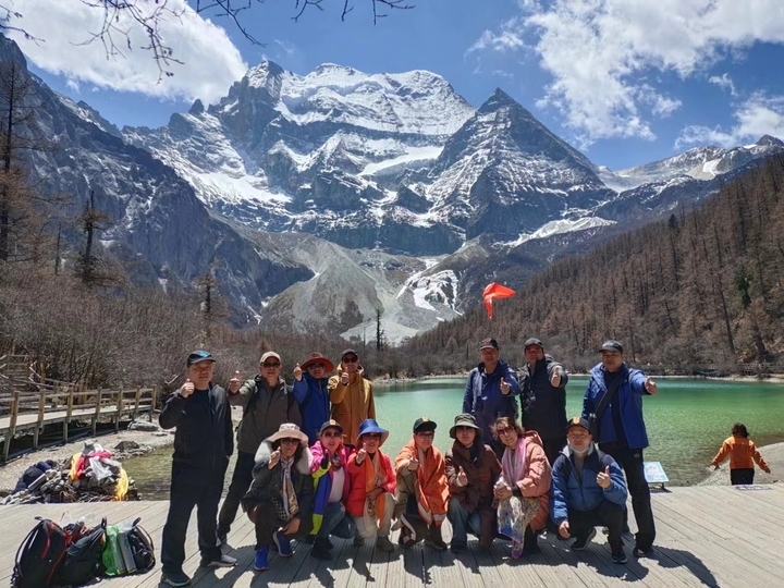 座椅宽敞还有电视，21天行程过万公里……济南21天进藏大巴火了