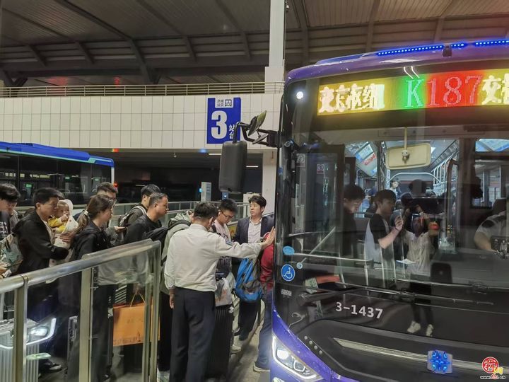 29.6万班次守护泉城金秋，你遇到那辆“等人”的公交了吗？