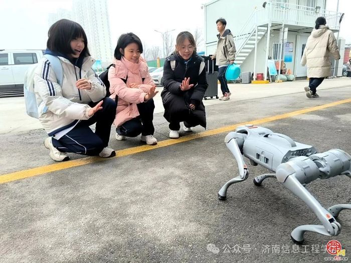 打卡济南信息工程学校开学季：龙形无人机护航，机器狗送上新春祝福
