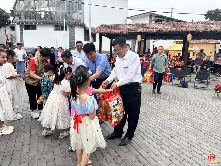 章丘区台属联谊会开展 “情暖童心 粽享端午” 走访慰问活动