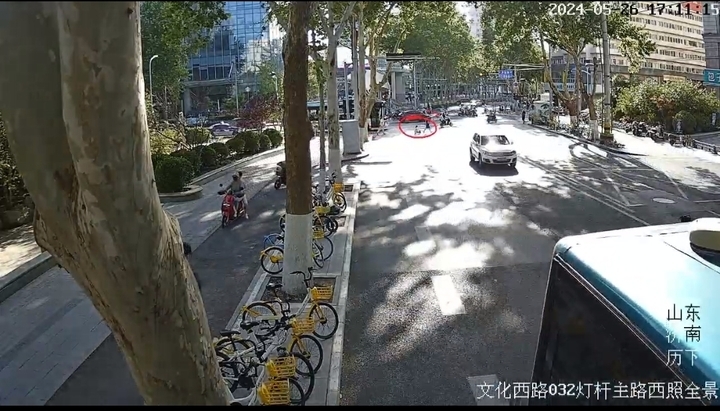 五岁女童济南街头骑扭扭车“自驾游”：从千佛山差点到了大明湖