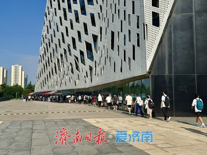 暑期末尾书香不减 济南市图书馆迎来阅读热潮