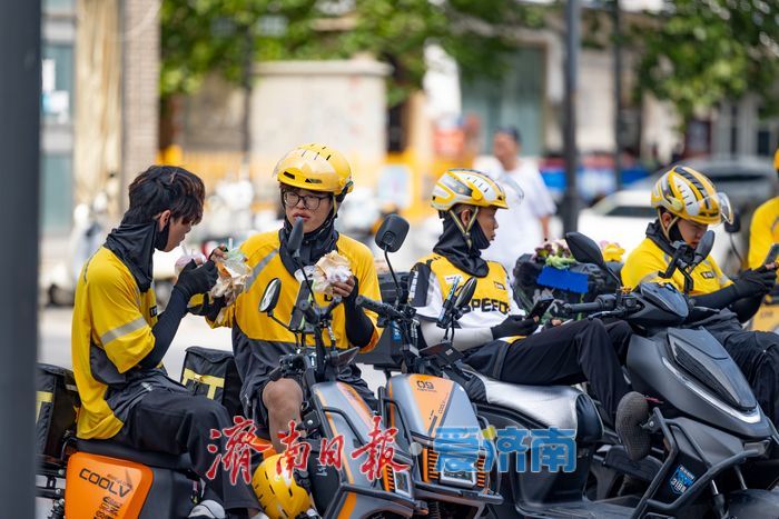 正午十点的民康里：高温炙烤下，步行街里的 “骑手港湾”