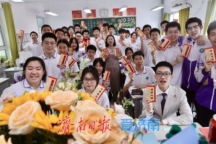 高三最后一课 合影定格青春，誓言决胜高考