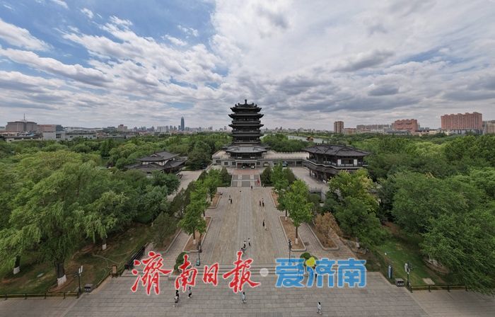 一年四季 泉在济南丨盛夏大明湖宛若仙境，蓝天白云映衬生态画卷