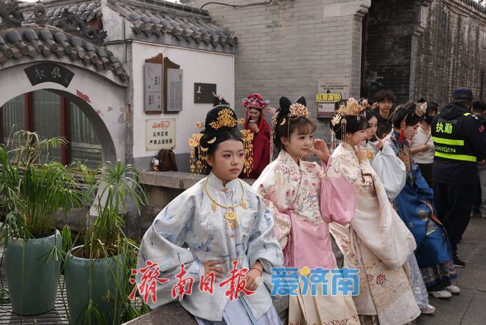 “泉”在济南过大年丨汉服遇上月亮门，起凤桥成最火片场