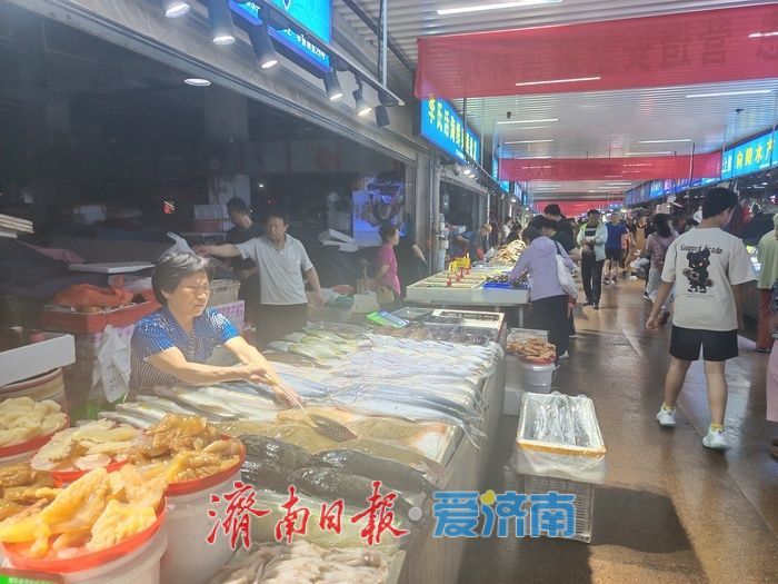 济南海鲜市场的“端午特写”：加班调休、逃离外卖、通宵重启……上班族在这里“偷得半日鲜”