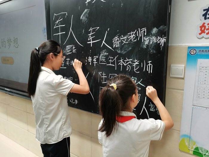 高新区劝学里小学三年级学生大声说出自己的梦想