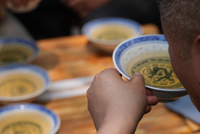 绝配！快来趵突泉畔赏景 品“泉水大碗茶”