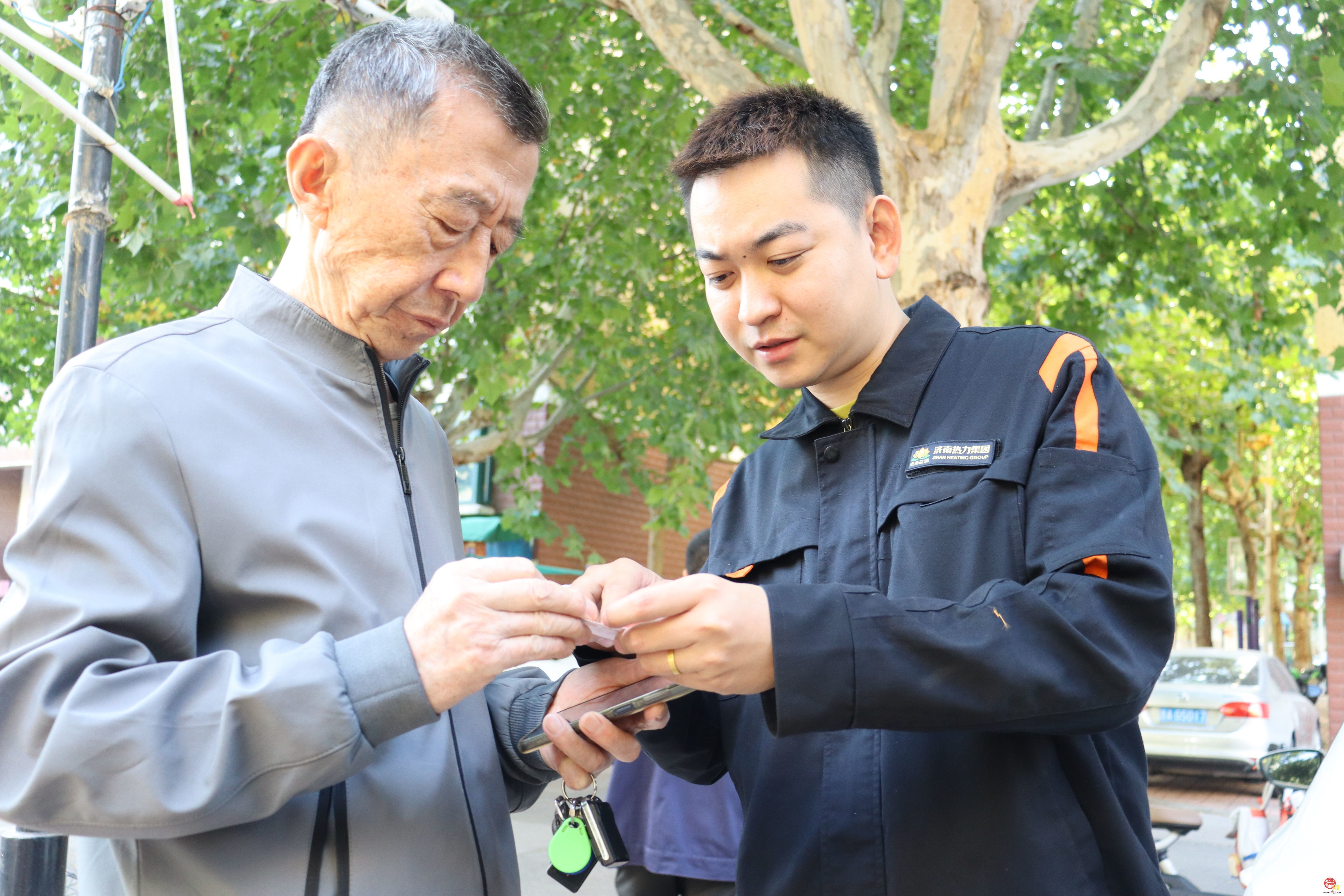 【服务在前】济南热力集团和礼分公司青年理论学习小组：把课堂搬到社区一线