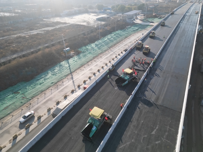 新进展！济南工业北东延项目大正路桥梁段开始进行沥青摊铺