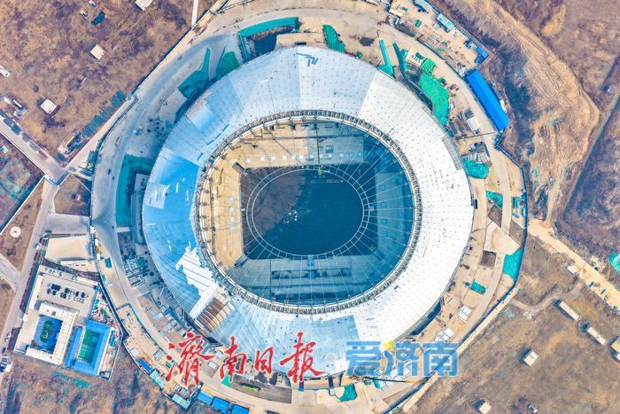 济南黄河体育中心专业足球场轮辐式索桁架吊装完成
