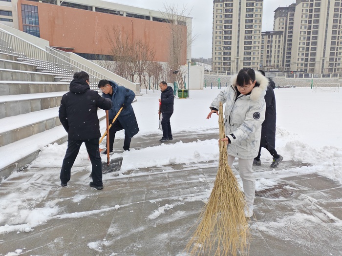 高新区海川中学旅游路校区清理积雪排除开学安全隐患