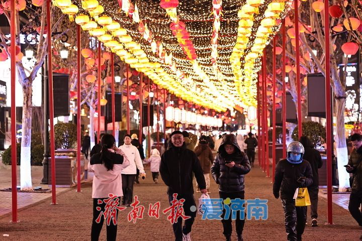 新春走基层｜商圈流光溢彩 济南人赏花灯共贺新春