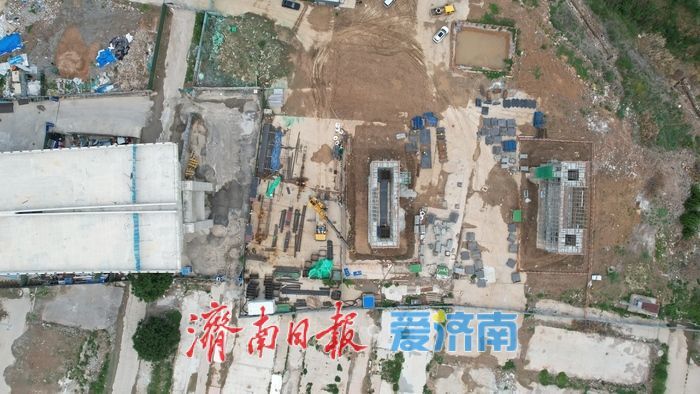 腊山河西路北延持续推进 南段部分钢箱梁已经吊装到位