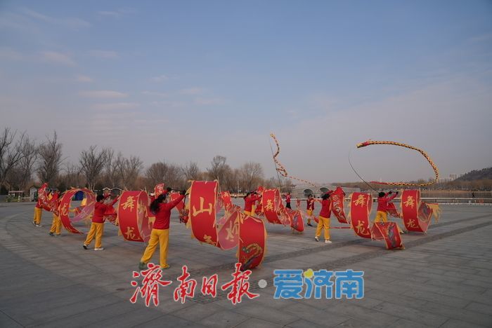 华山历史文化湿地公园 “健身龙”舞动春天活力