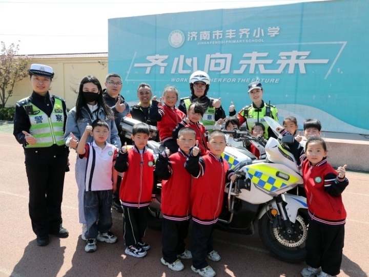 守护成长 济南交警开展交通安全进校园活动