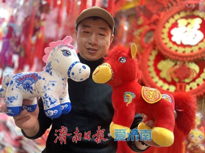 济南市场新年氛围渐浓 生肖饰品受青睐
