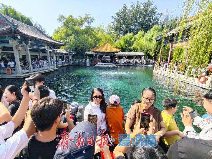 国庆假期第二天，趵突泉景区开启“人从众”模式