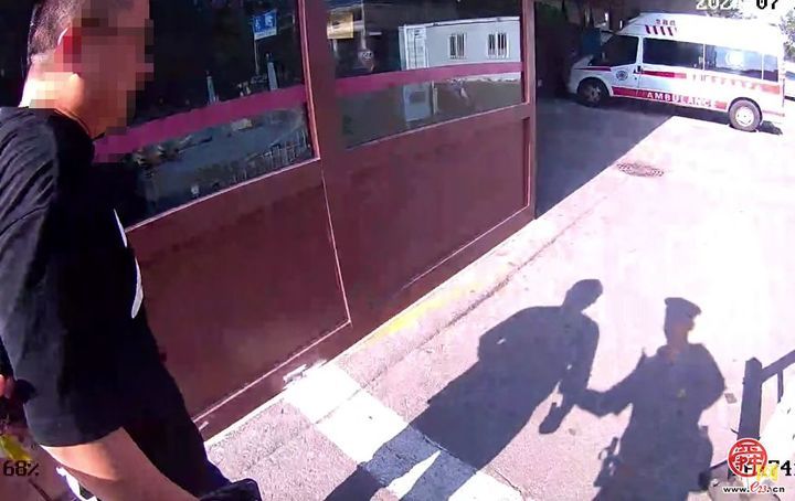 群众身体突感不适 济南交警贴心护送就医