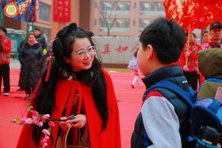 刷屏！金谷小学的开学迎新，送给学生 3 颗成长的种子