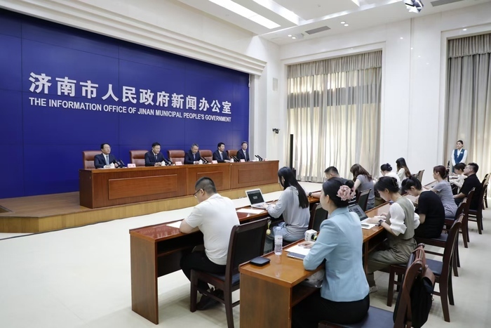 济广高速长清段计划10月份建成通车，济微高速计划年底完工