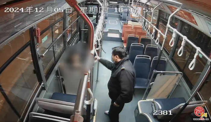 老人酒后忘记回家路，公交驾驶员助力回家