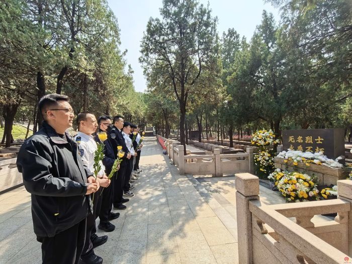 清明祭英烈 初心映初心——济南公交西部分公司祭扫无名烈士纪念碑