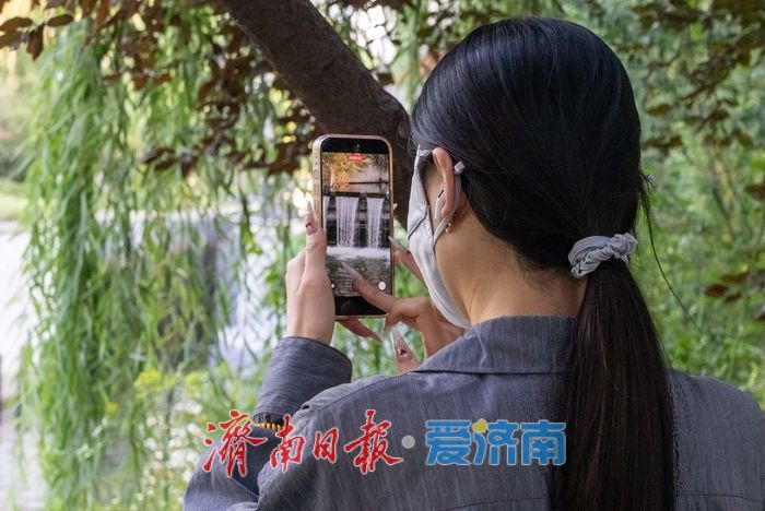 护城河畔秋色正好，市民乐享泉畔慢生活